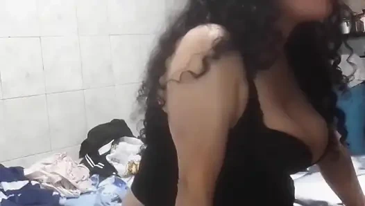 Arkadaşımın annesi porno videolarımı gördü ve bana sakso çekmeye karşı koyamadı ve onu lezzetli bir şekilde siktim!! Onu çok tatmin edici bir şekilde bıraktım