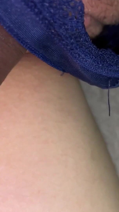 Mój przyrodni brat wszedł do mojego pokoju, gdy leżałem na łóżku w pokoju, i wpadł w niego głęboko i twardo | Klip 1