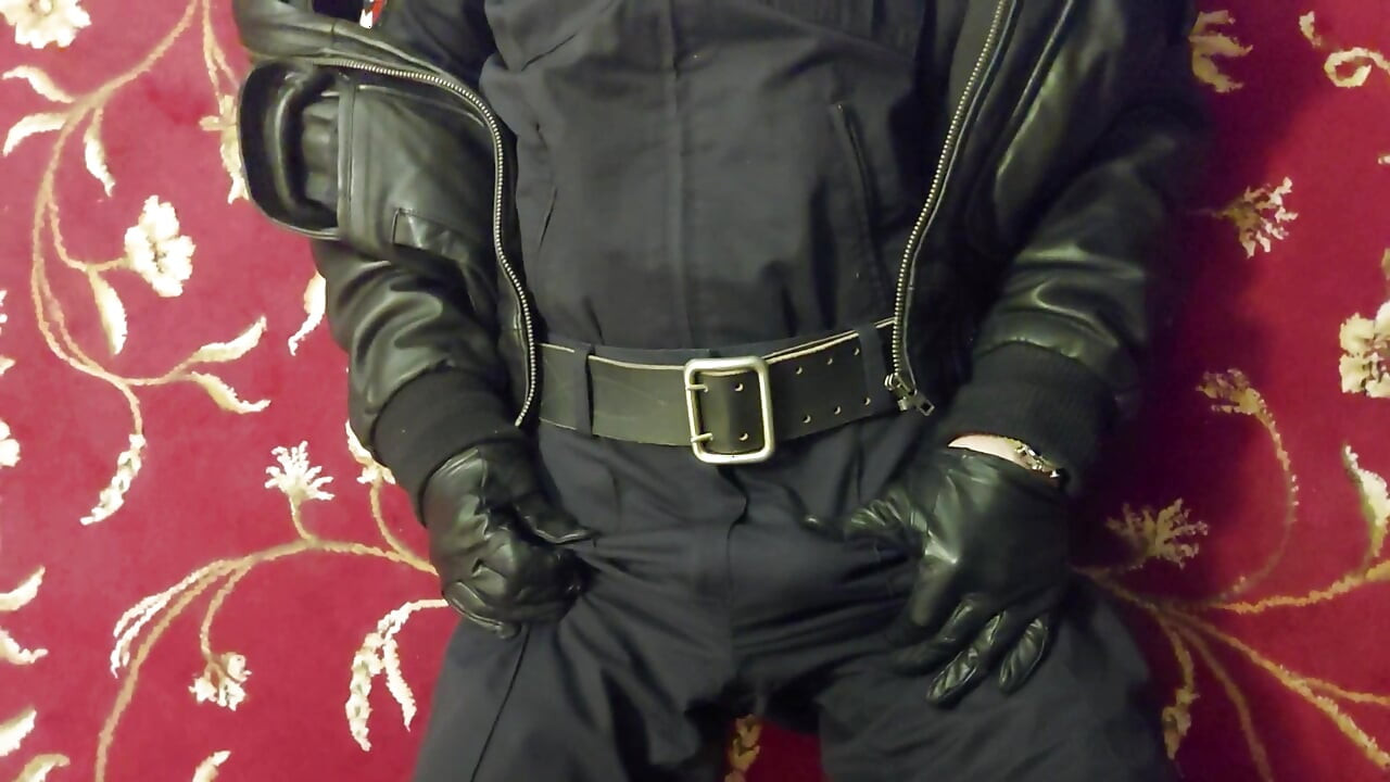 两名警察上演了一场逮捕、支配、搅动的角色扮演游戏