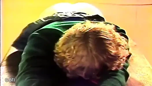 Zavallı genç ateşli kız sınıfta götüne şaplak atıyor