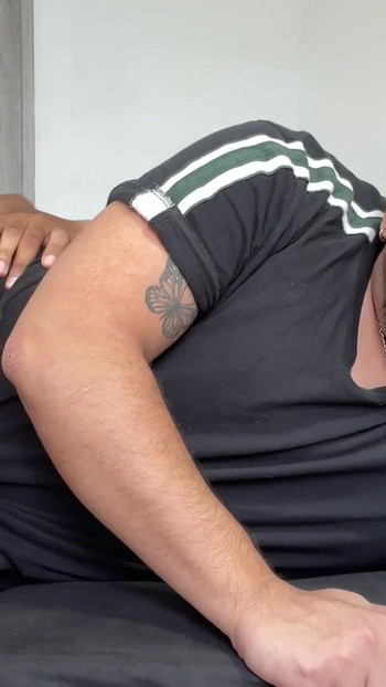 来自“我的继父不小心把我弄混了一整晚，并狠狠地操我的屁股，以为我是他的妻子”