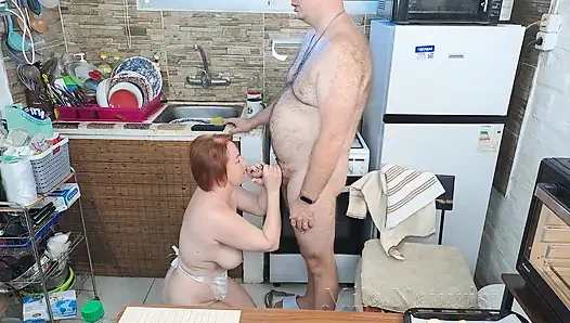 Hizmetçiyi baştan çıkardı ve yüzüne boşaldı