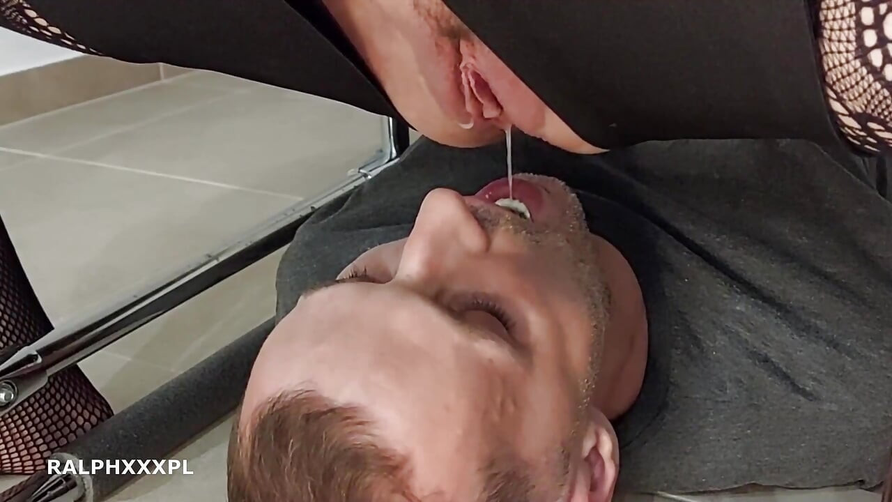 Snkalan vybhichari pati choot men viry saphaee kha raha hai chehre par baithna viry khilana viry chunban