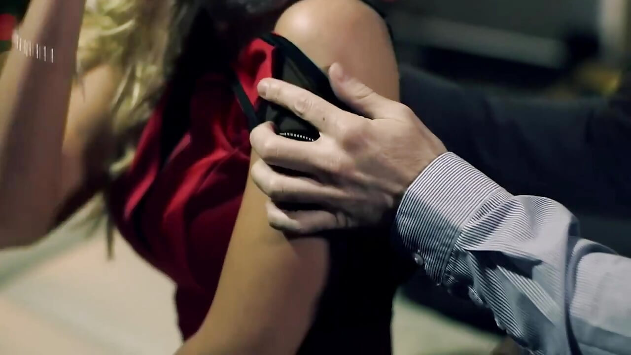 Кендос Весела Коледа! Тя дава всичко от себе си за добро чукане!