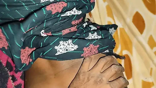 Beni aradı ve odada benimle yatmaya zorladı, bu yüzden ayağa kalktım
