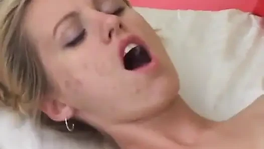 Sehr heißes blondes teen in ihren hintern geritten