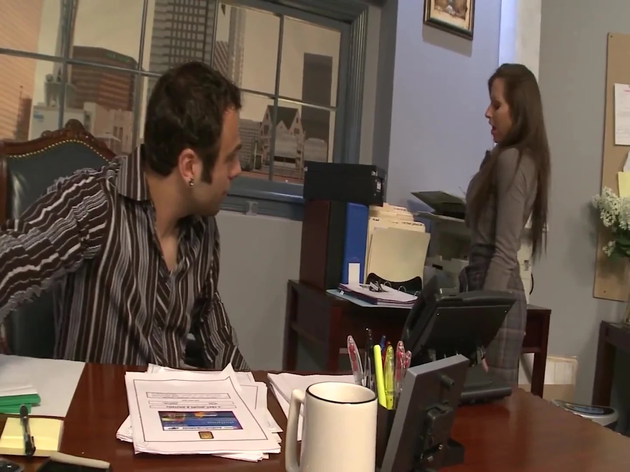 Büyük götlü ateşli Office_scene_2_hot esmer ofiste patronuyla seks yapıyor