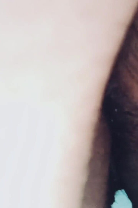 Hintli kız çişini gösteriyor ve fışkırtıyor