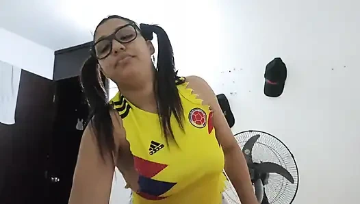 Abd'de büyük memeli ve büyük götlü Kolombiyalı esmer üvey kız kardeş vücudunu üvey erkek kardeşine sattı