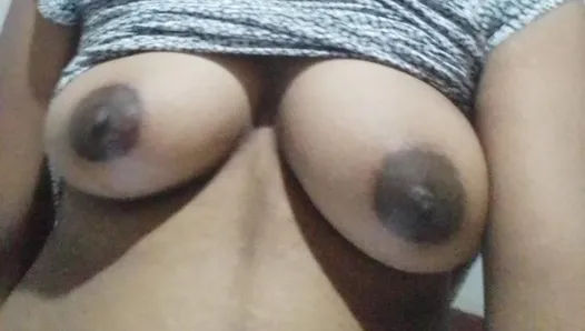 Une tatie indienne mallu montre ses seins et joue toute seule 09
