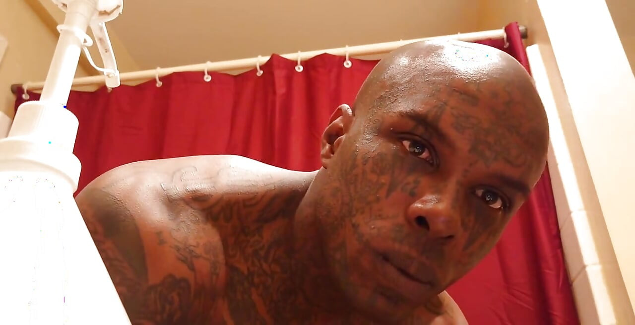 Großer schwarzer behaarter schwanz, anbetung, hallelujah johnson (Mandelfreude) Große dunkle schokoladen-muskeln Tattoos behaarter bbc Hallelujah johnson