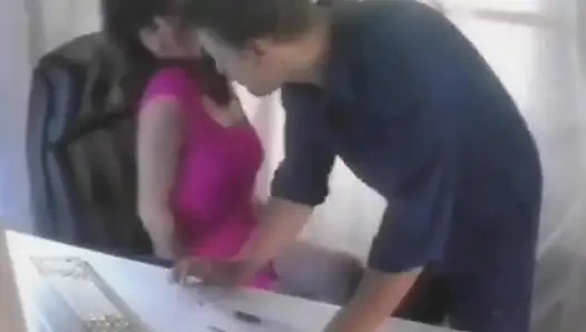 Amateur französisches schätzchen muss beim amateur-casting mit schwanz spielen