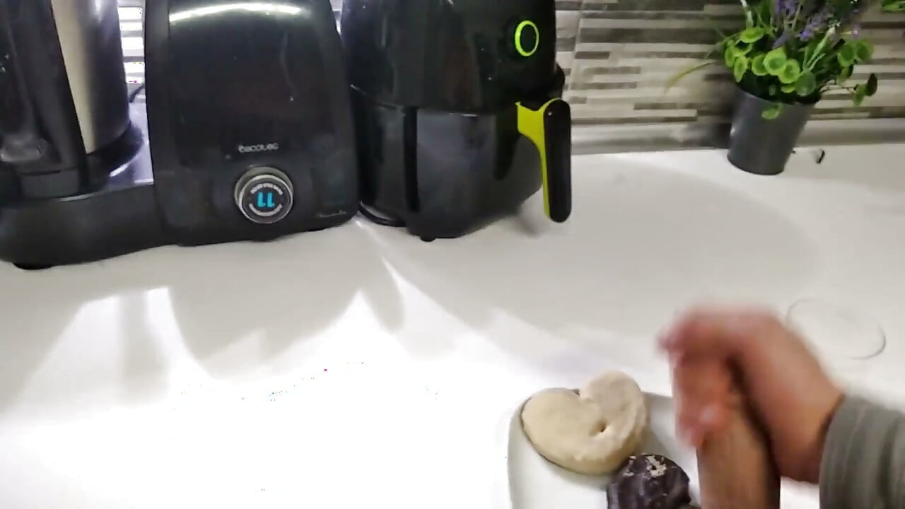 Băiat foarte pervers îmi pregătesc un mic dejun special pentru tine, lapte și palmier cu spermă