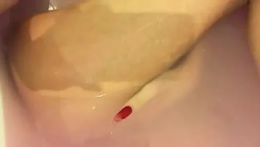 Cewek nakal dengan toket besar lagi ngomong jorok di kamar mandi