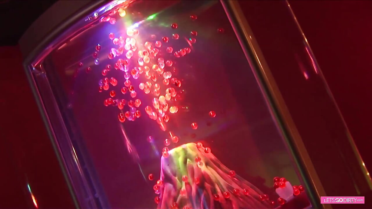 Blonde stripper slut is doing a good fuck in the strip club