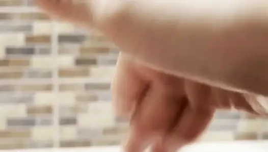 Wanita ini menunggu semua orang keluar rumah supaya dia bisa pergi ke teras rumah dan masturbasi memek merah mudanya sepuasnya.