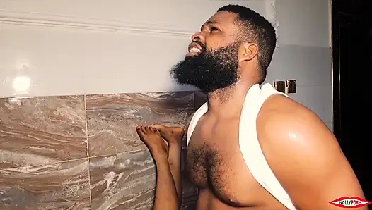 Киску Sindy подрачивает большой хуй Krissyjoh на столе