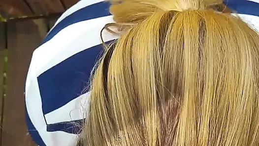 Качели и сосание на улице