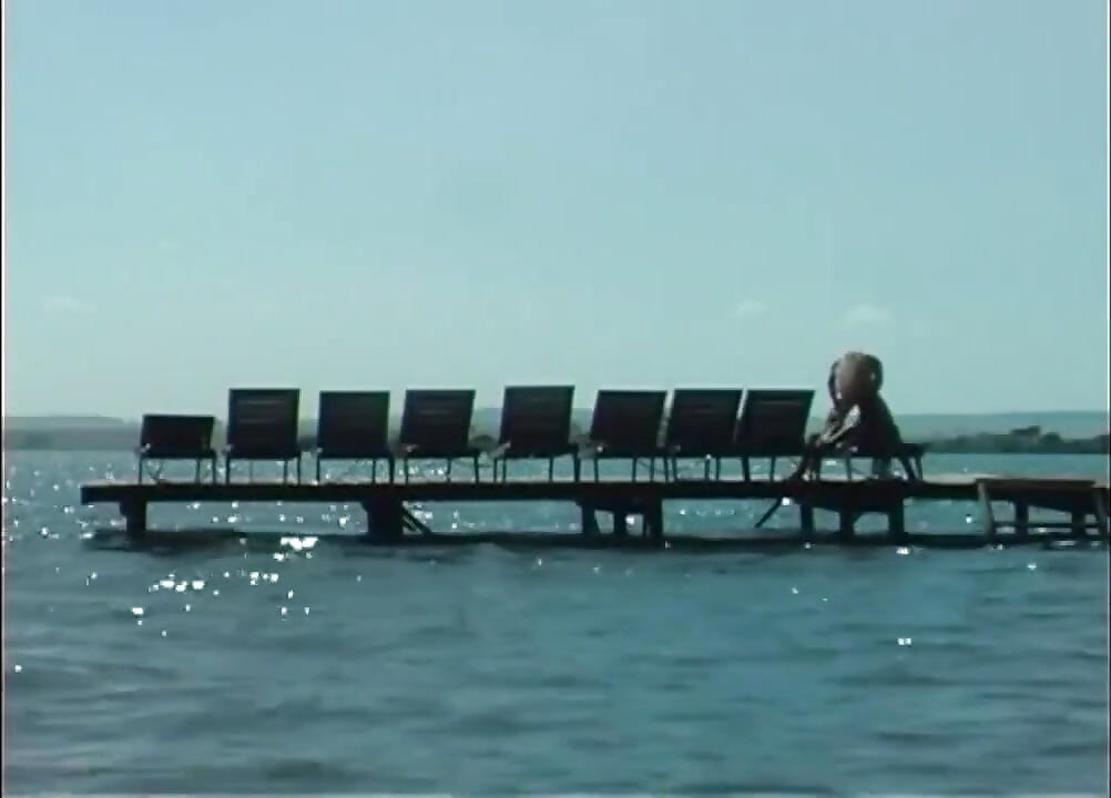 Punition anale en plein air pour une blonde sexy et sexy