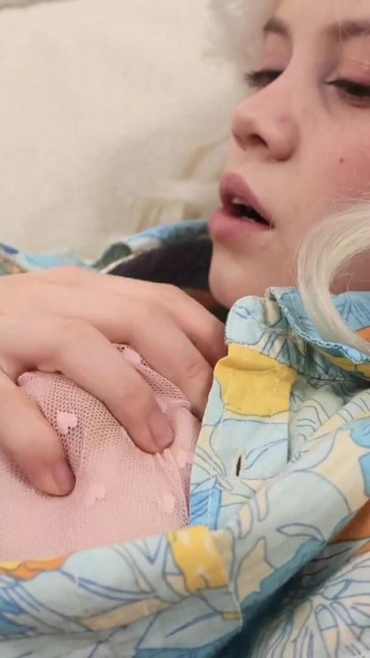 Tatlı bakire amcık mastürbasyonu Agnia Feher | Klip 1