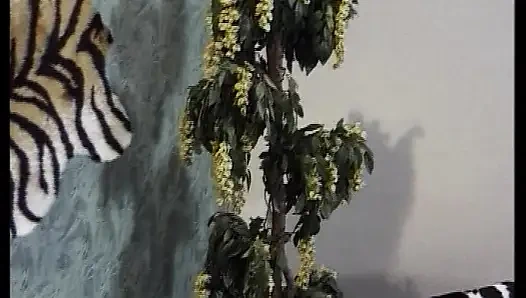 Sexy deutsche puppe spielt mit spielzeug, bevor sie einen schwanz lutscht