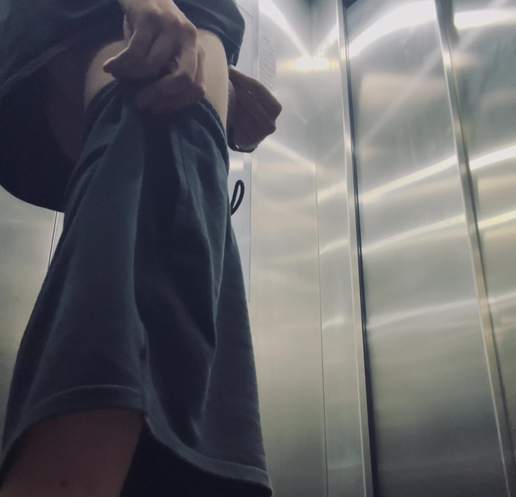 Russian flash roulet young cock in elevator