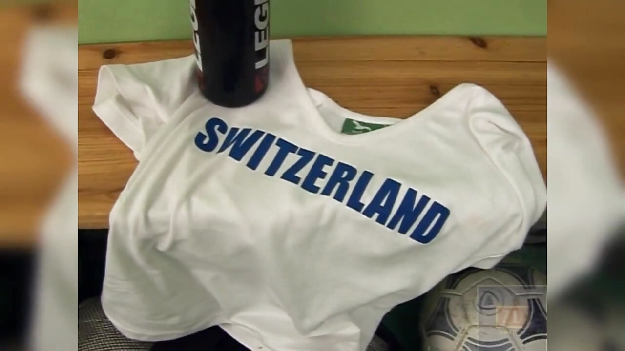 Blondă drăguță fotbalistă Bridget se masturbează solo cu vibrator