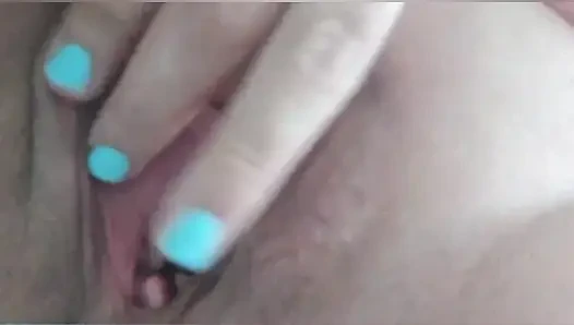 Maja si gadis hongaria lagi asik masturbasi memeknya sampai muncrat