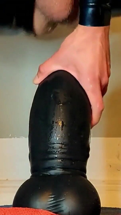 Epski trenutak iz "Bad Dragon Pearce XL - ekstremne analne umetanje"