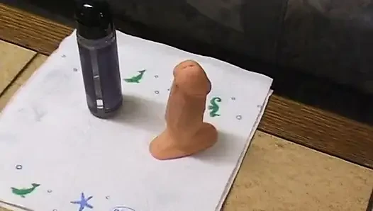 Gadis remaja seksi rambut cokelat lagi asik muasin memeknya pakai dildo ukuran raksasa