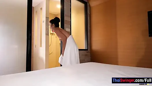 İnce Taylandlı barmen kız yabancı büyük yaraklarla sert sikilmeyi seviyor