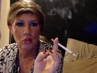 Tgirl fumando um cigarro