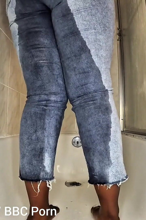 Desperate for Wee in the Bathroom mijando em meu jeans azul