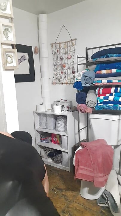 Cdmichelle试穿不同的衣服，然后开始骑乘假阳具，同时自慰