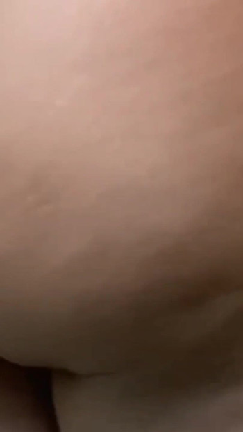 Χαστουκίζω το χοντρό μουνί μου, κουνάω τον χοντρό μου κώλο