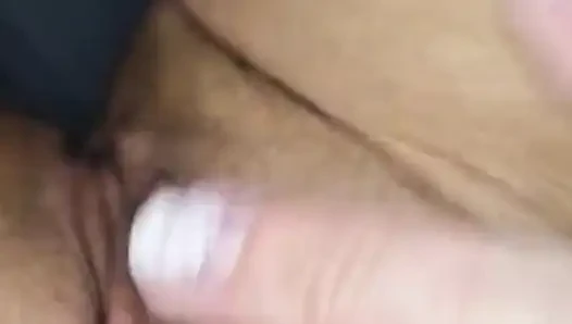 Kendimi parmaklıyorum. Vajinam güzelce ıslak. 2 / 2