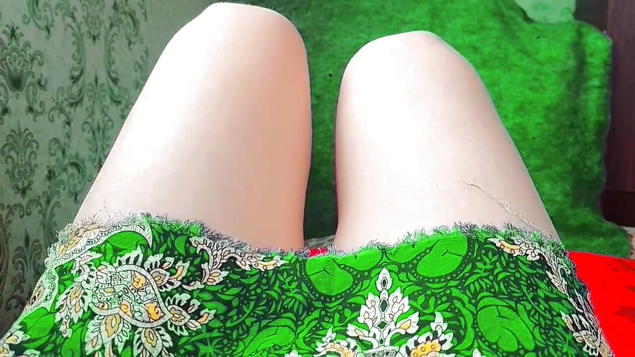 Slatki femboy se vrti u kratkoj, lepršavoj cvjetnoj suknji