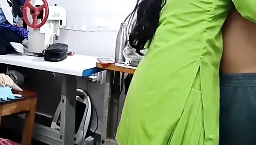 Dia Pergi Ke Master Penjahit Untuk Memperketat Blusnya. Master Penjahit Melonggarkan Vagina Dengan Memasukkan Penisnya Ke Dalam