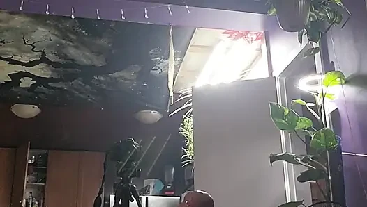 Büyük yarak boşalana kadar okşanıyor