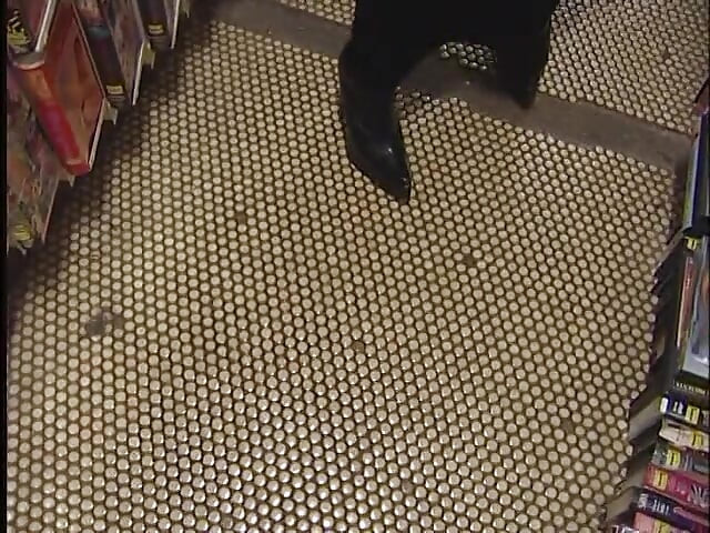 Neverovatna brineta drolja mu lepo puši kurac u video klubu