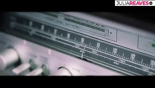 Шлюшка обожает, когда ее трахают в миссионерской позе