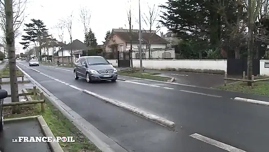 Büyük memeli güzel genç esmer porno oyuncusu tarafından baştan çıkarılıyor