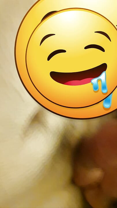 Arapska djevojka puši kurac i prima spermu u usta