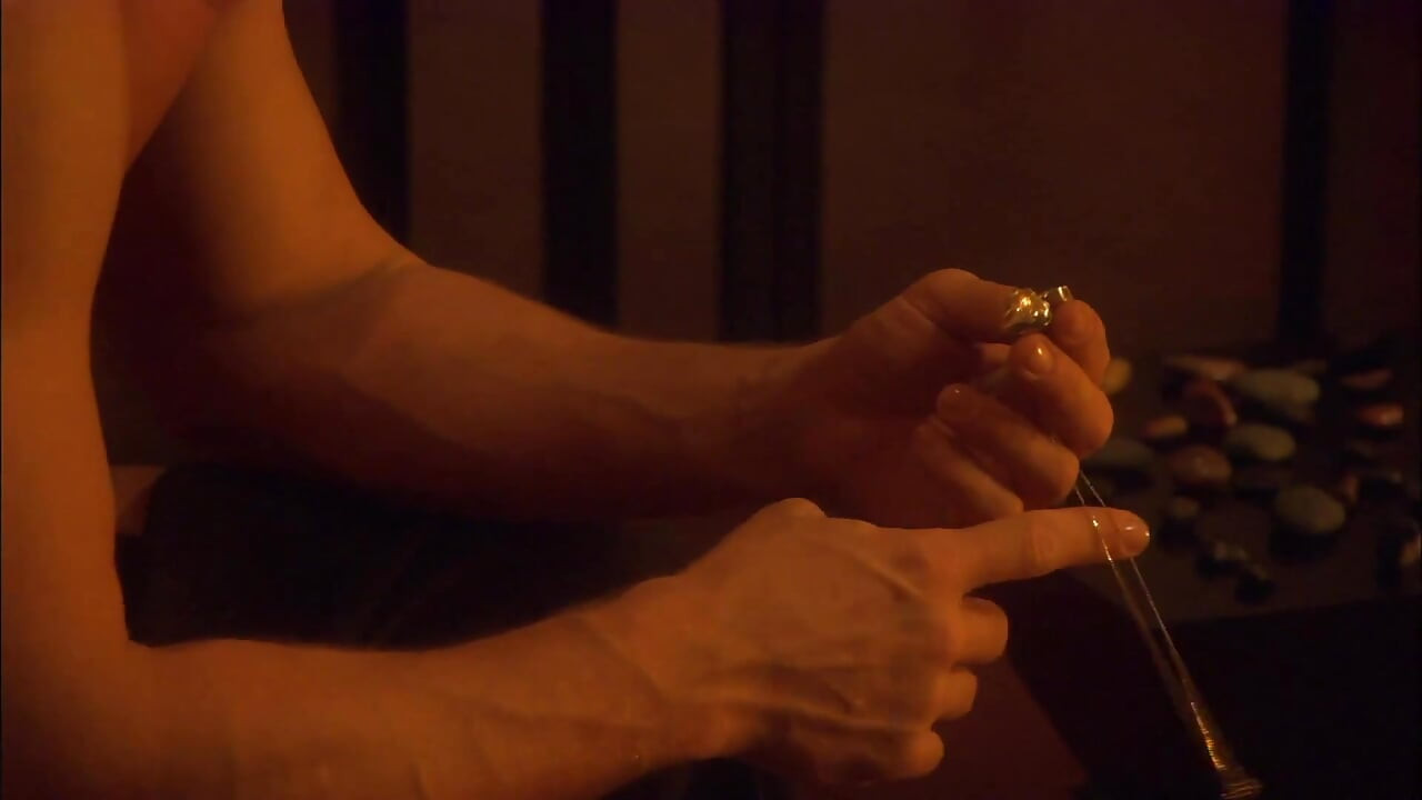 สาวผมสีน้ําตาลแดงสุดฮอตในถุงน่องเซ็กซี่ขี่ควยแข็ง