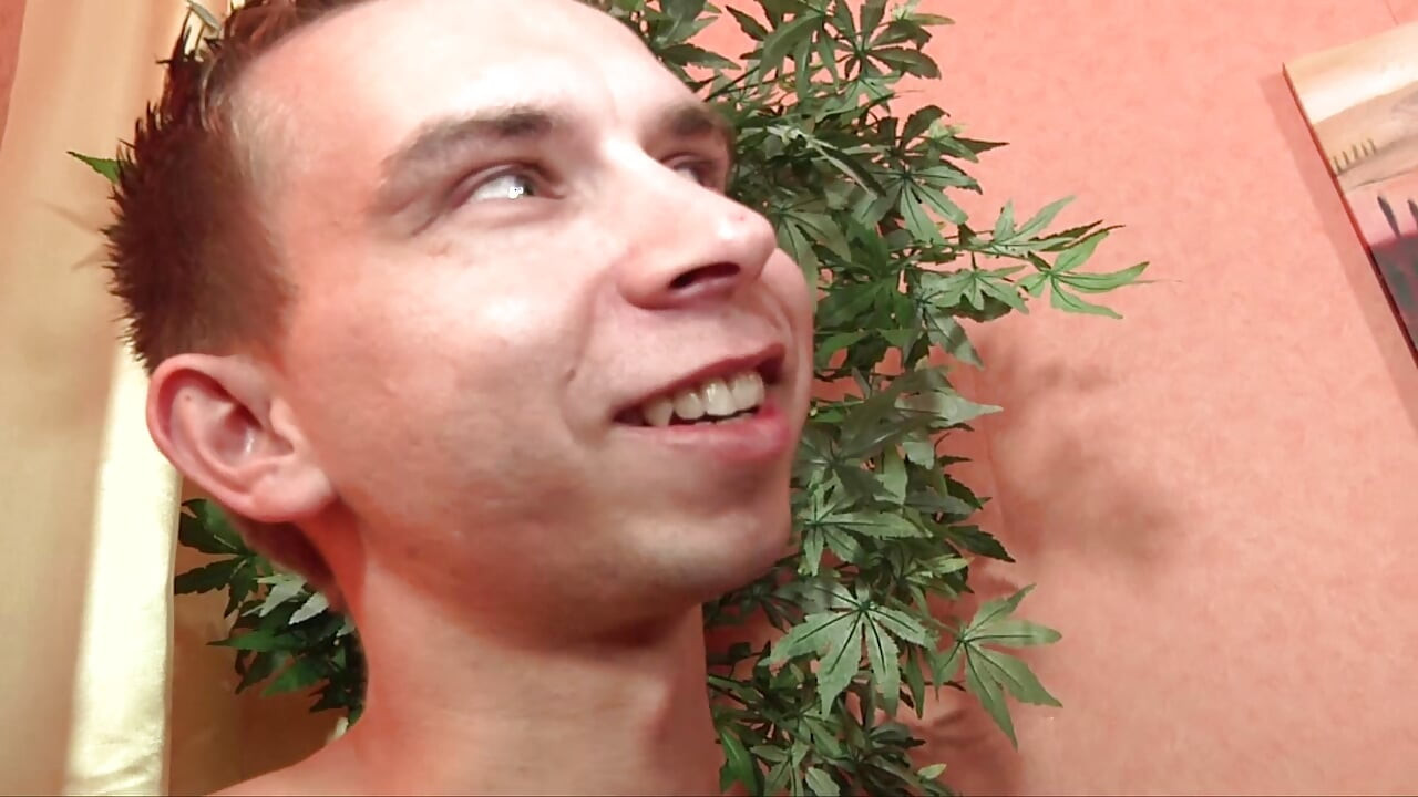 Ελκυστική Γερμανίδα πουτάνα δουλεύει σε δύο σκληρές στρόφιγγες