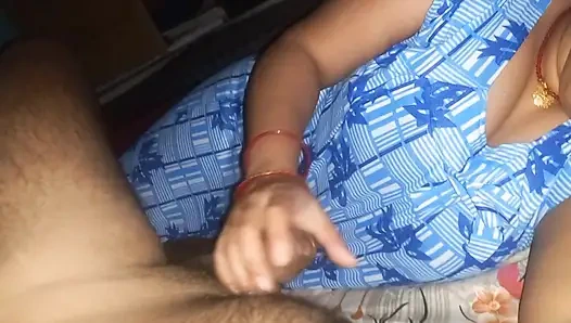 Bhabhi ki naabhi pe sara pani nikal diya.