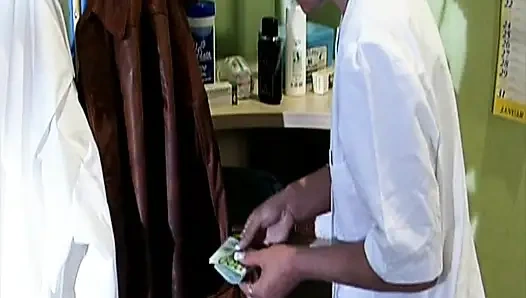 Kıllı çalılı sarışın Alman ateşli anne nostaljik anal seks yapıyor