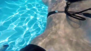 Vrouw ontvangt wedgie onder water
