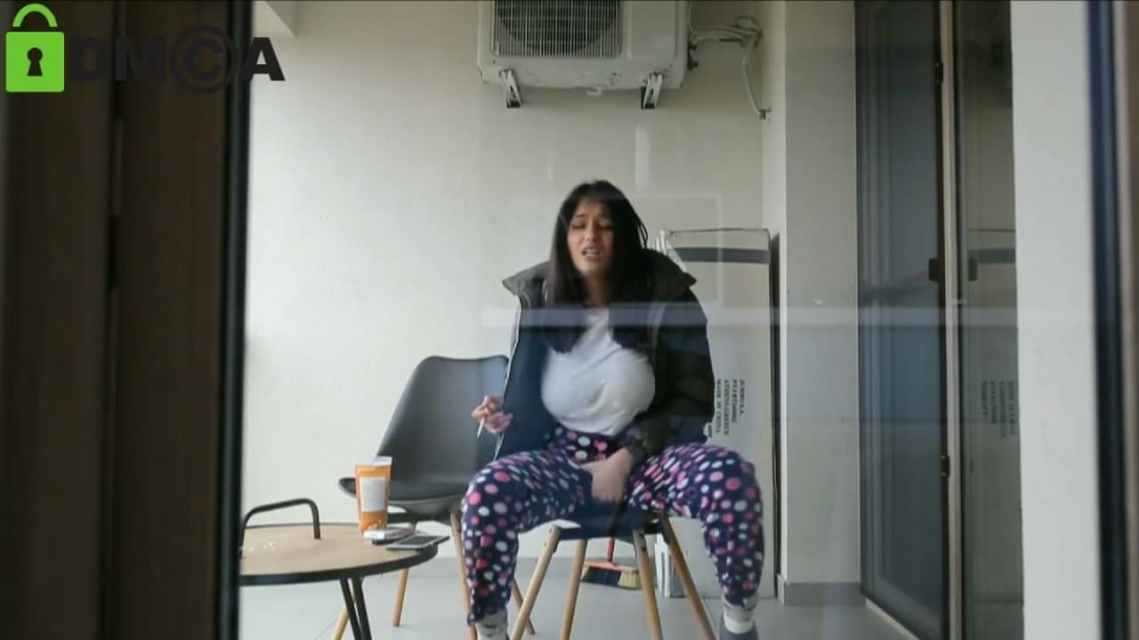 Julia parmak süre sigara içiyor