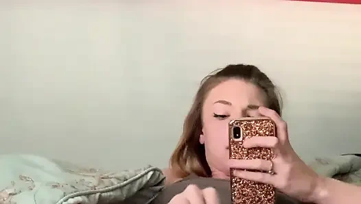 İyi bir kız gibi boşalıyor